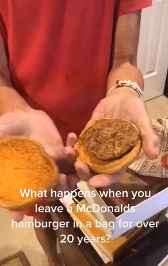 Idosa guarda hambúrguer e batata frita por 24 anos e resultado é chocante