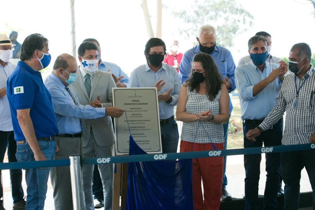 Ibaneis inaugurando praça Francisco Ozanan