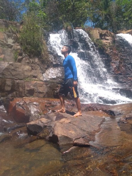homem em cachoeira