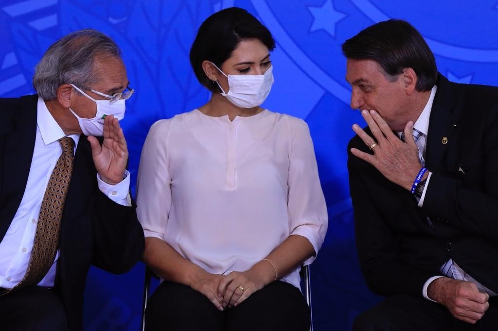 Michelle Bolsonaro, entre Paulo Guedes e Jair Bolsonaro