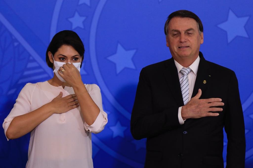 Bolsonaro sanciona maior pena, de até cinco anos, por maus-tratos a animais