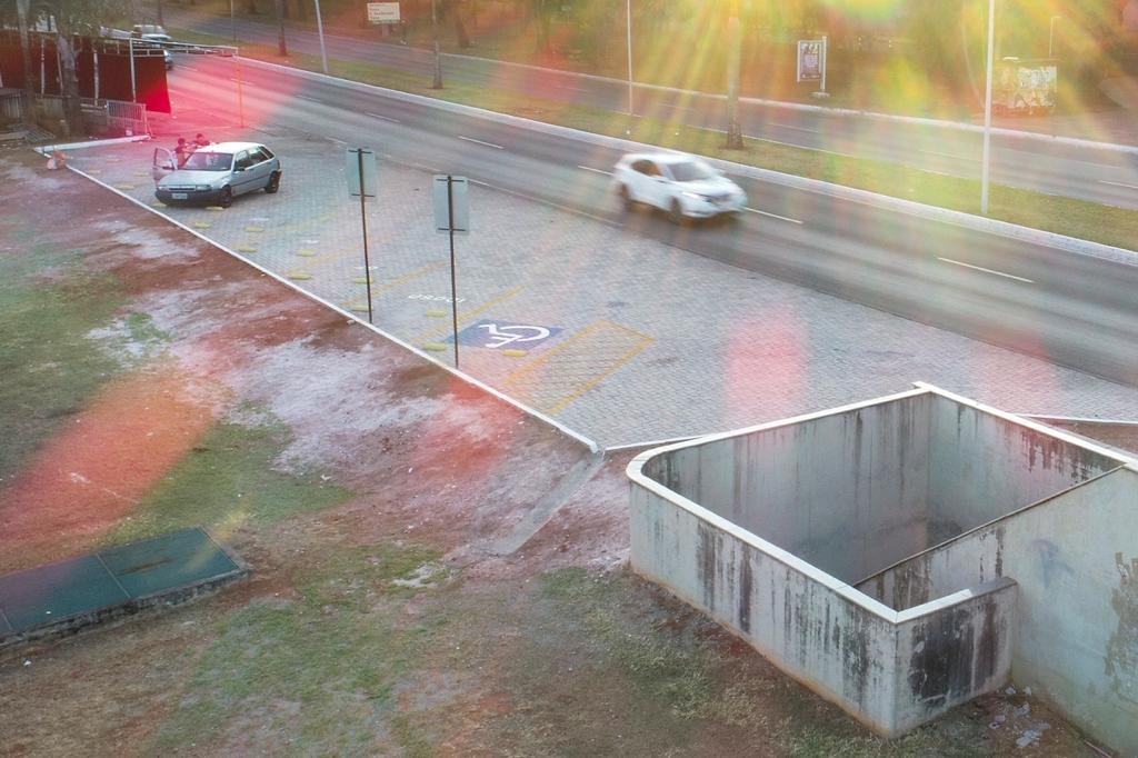 Posto de gasolina avança em área verde e constrói estacionamento no Eixinho