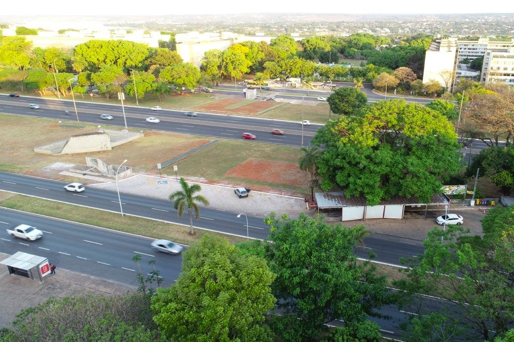 Posto de gasolina avança em área verde e constrói estacionamento no Eixinho