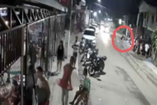 Vídeo mostra momento em que homem se aproxima de carro e mata jovem a tiros no interior do Acre