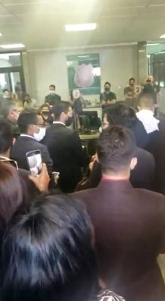 Advogados protestam na frente da 16ª DP,