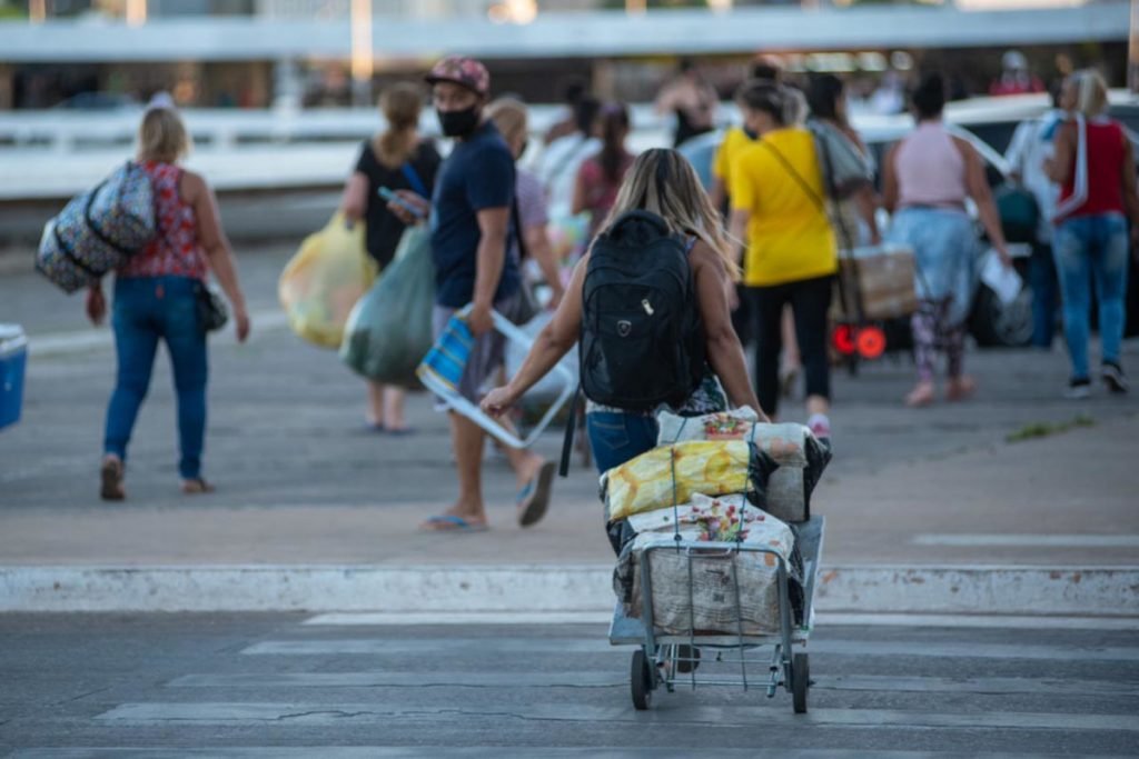 Trabalhadora se juntando a reunião dos ambulantes
