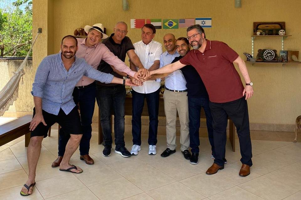 Churrasco com embaixadores na casa de Eduardo Bolsonaro