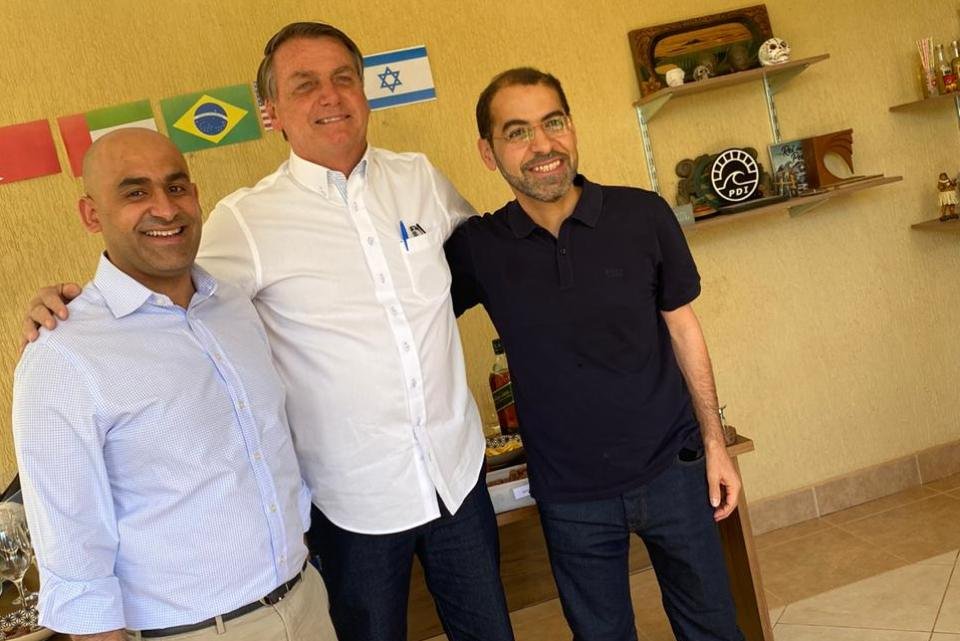 Jair Bolsonaro com embaixadores de Bahrein e Emirados Árabes Unidos