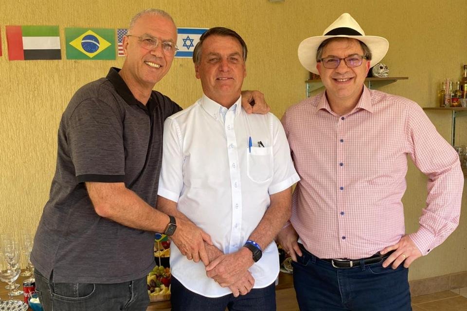 Bolsonaro entre Todd Chapman e Yossi Shelley;