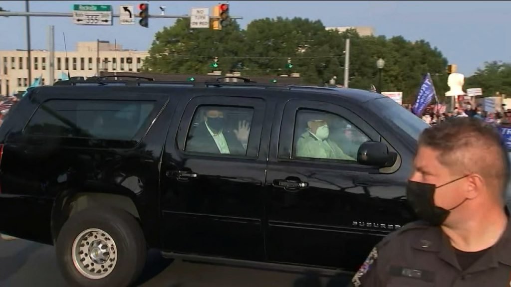 Internado com Covid-19, Trump deixa hospital militar para cumprimentar apoiadores