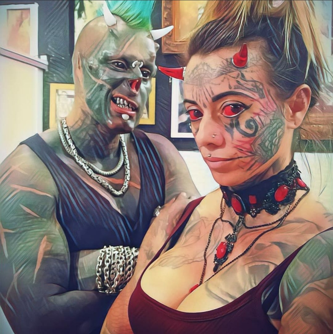 Conheça o casal que tem o corpo quase todo coberto por tatuagens 