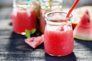 Aprenda a fazer 2 sucos simples para diminuir colesterol alto