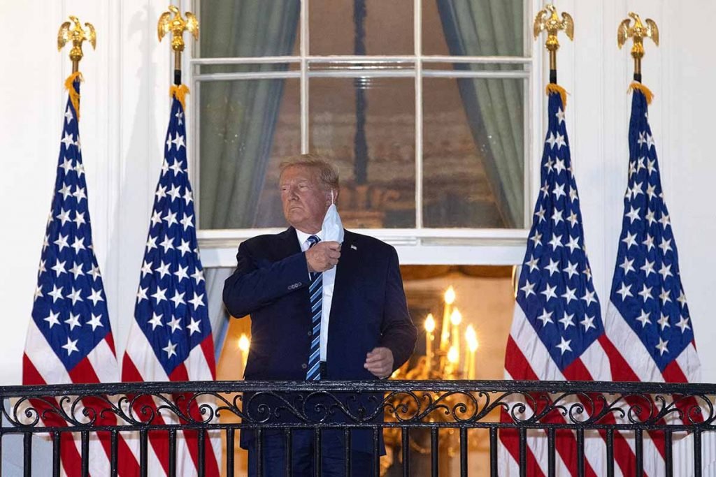 Presidente Trump sem mascara na casa branca - Arrives Back At White House After Stay At Walter Reed Medical Center For Covid
