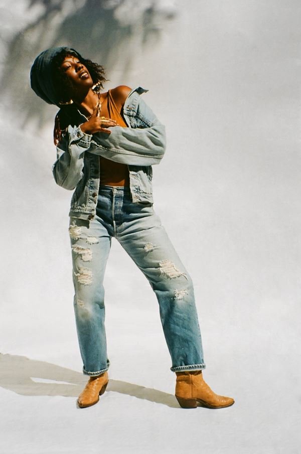 Modelo com jeans vintage da Levi's