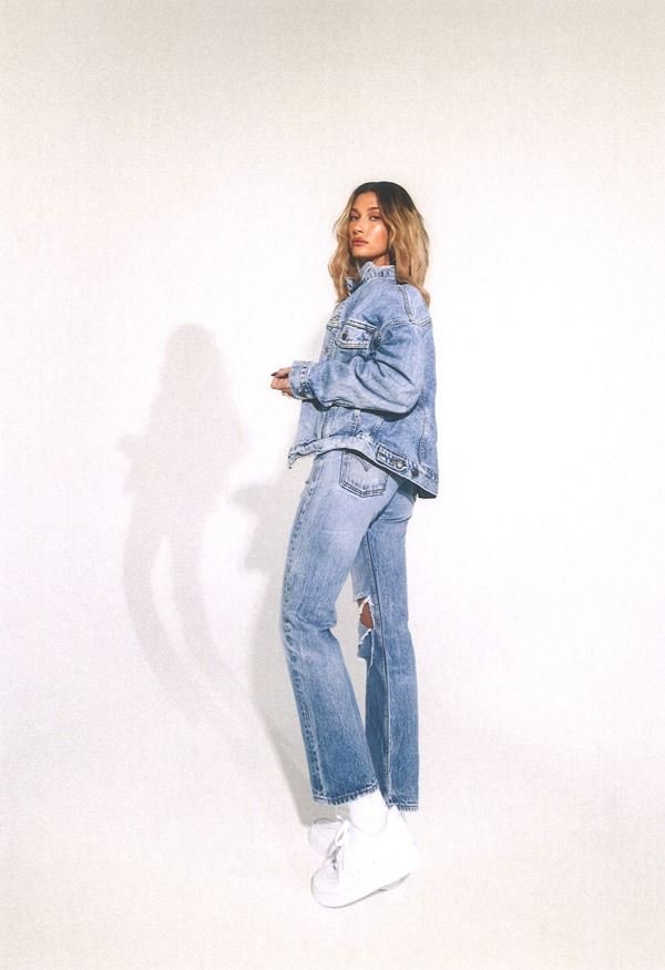 Modelo com jeans vintage da Levi's