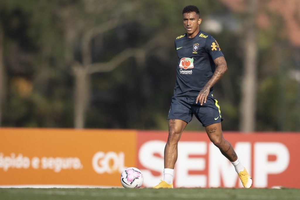 Danilo em treino da Seleção 2