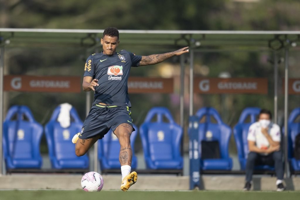 Danilo em treino da Seleção Brasileira