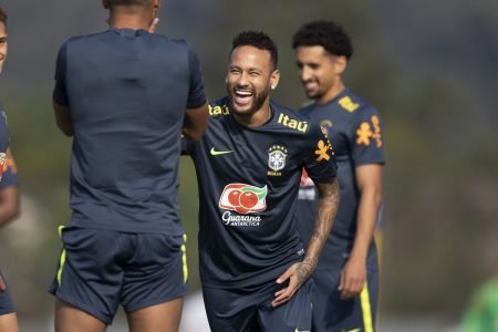 Neymar em treino da Seleção