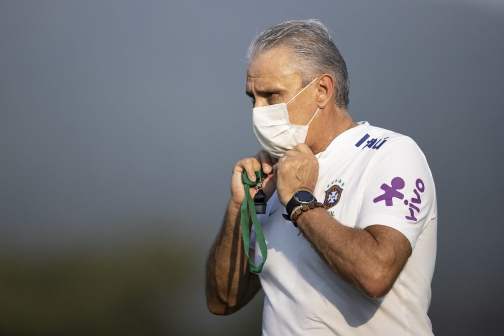 Tite usa máscara no treino da Seleção