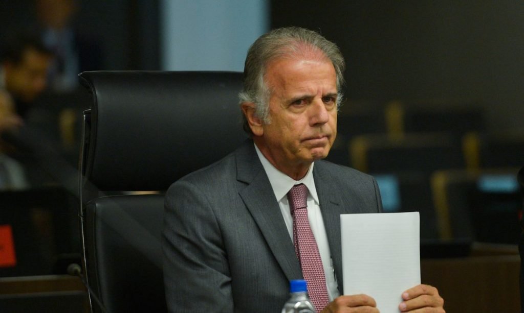 O ex-ministro do TCU, José Múcio Monteiro, durante sessão em plenário. Ele olha sério para frente, usando terno, e aparece segurando papéis - Metrópoles