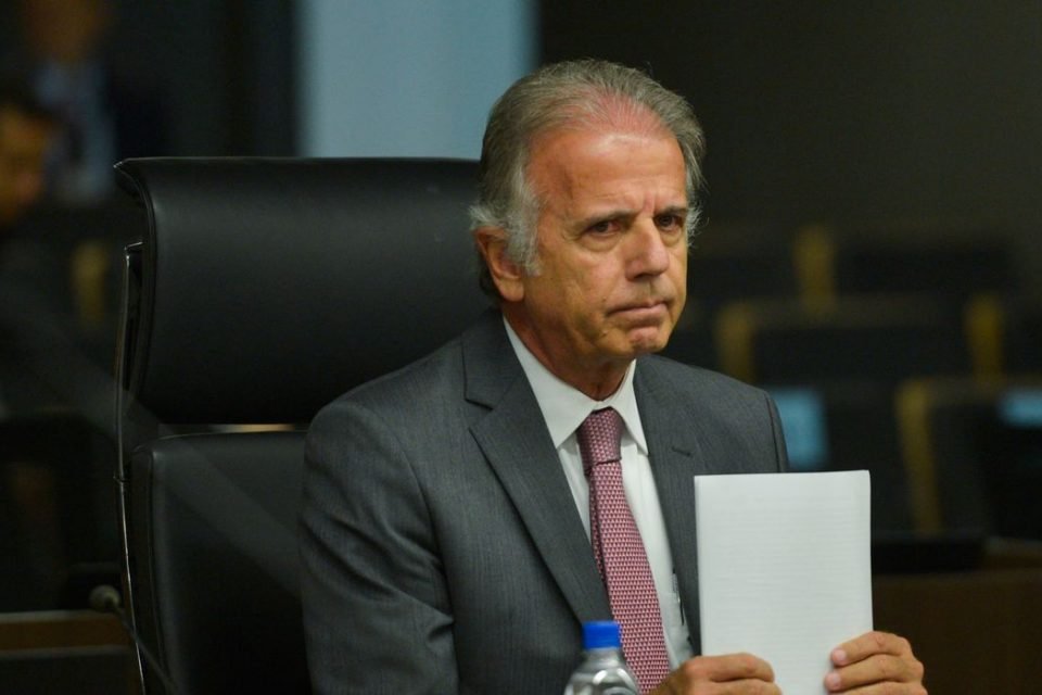 O ex-ministro do TCU, José Múcio Monteiro, durante sessão em plenário. Ele olha sério para frente, usando terno, e aparece segurando papéis - Metrópoles