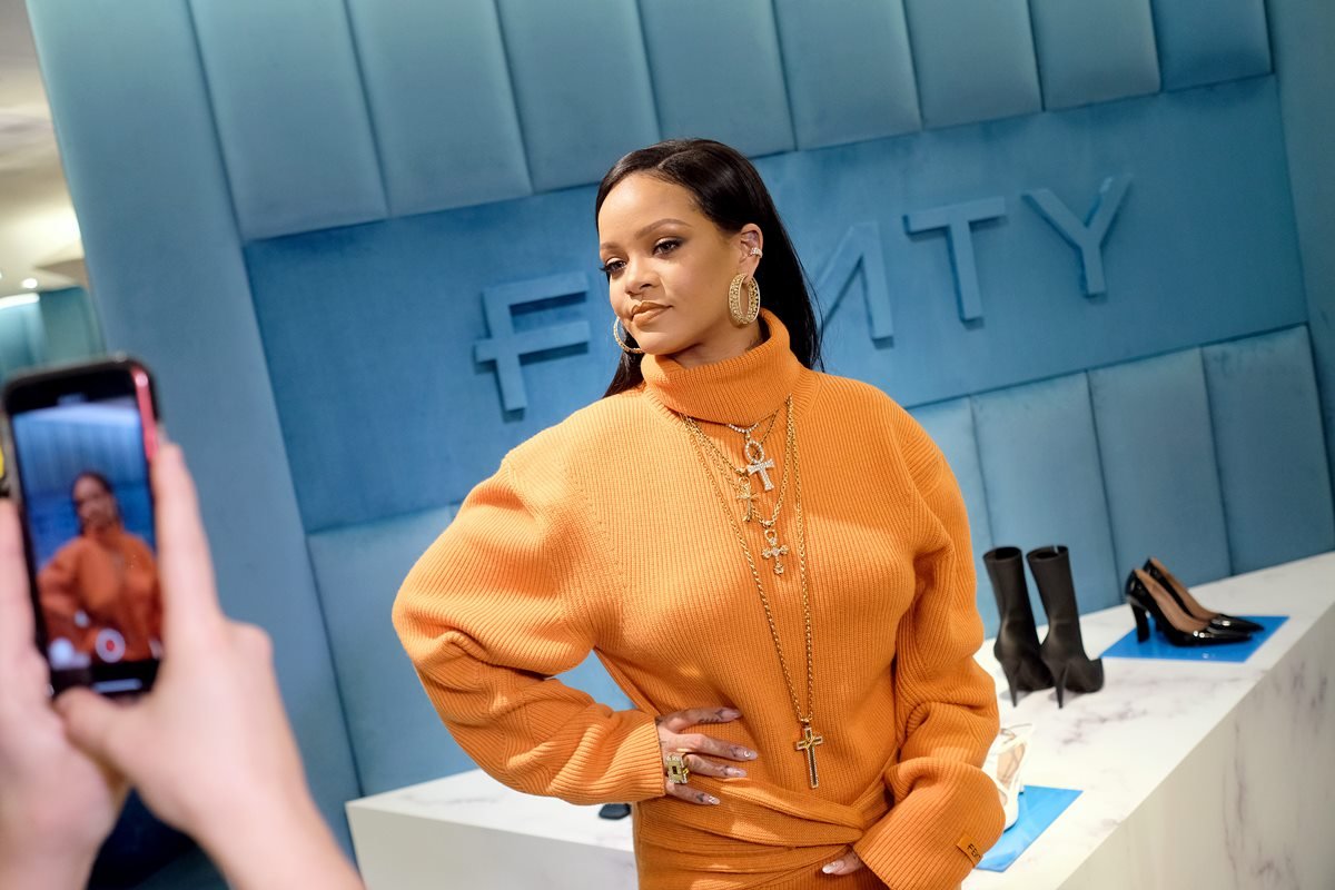 Rihanna pede desculpas a muçulmanos após desfile da Savage x Fenty. Entenda