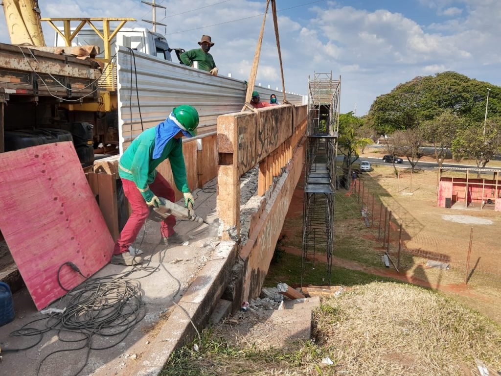 Reconstrução do guarda-corpo do Viaduto Ayrton Senna