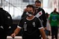 Técnico Ramon Menezes com máscara do Vasco