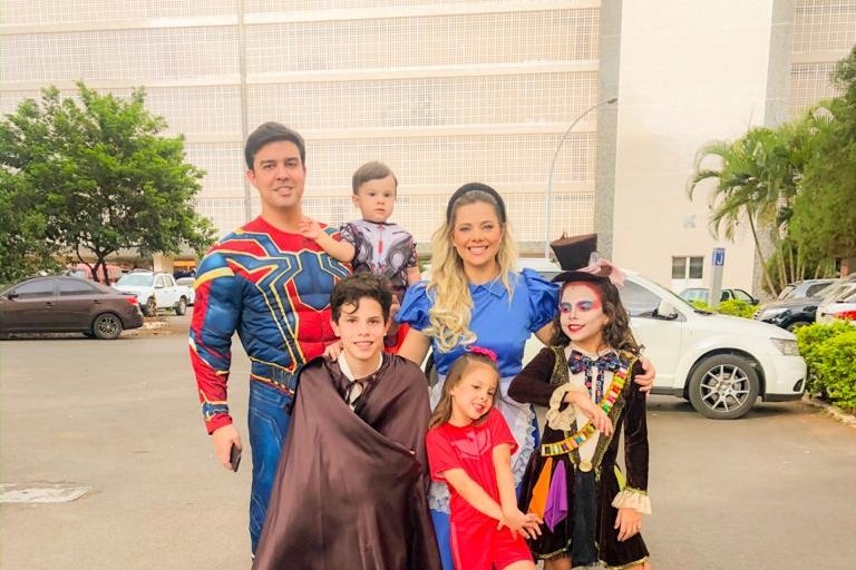 Gabi Valadão e Fernando Alves, com seus filhos Ivo, Sofia, Maria Fernanda e Enrico