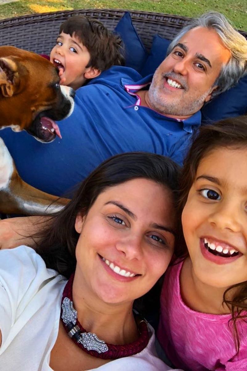 Raquel Jones e Leo Marques, com seus filhos Miguel e Catarina