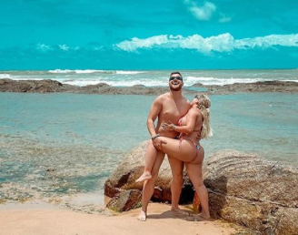 Zé Neto e Natalia Toscano posam durante viagem para praia