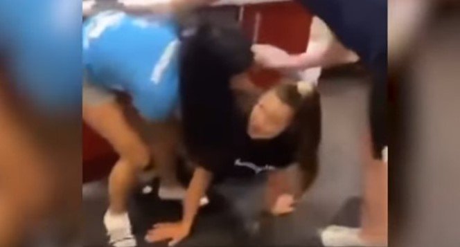 Jovem bêbada em máquina de lavar