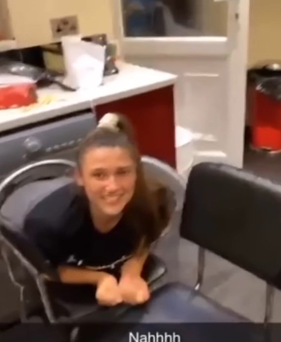 Jovem bêbada em máquina de lavar