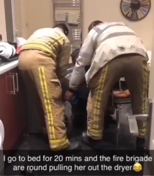 Jovem bêbada em máquina de lavar