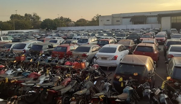 Patio de carros e motos Leilão Detran