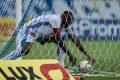 Manoel, zagueiro do Cruzeiro, dentro do gol
