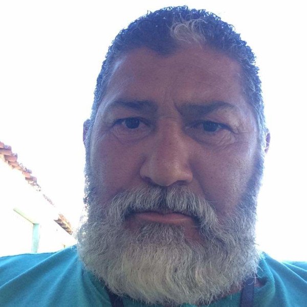 Foto de rosto de homem com barba