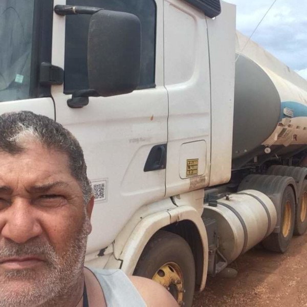 Foto de rosto de homem com barba