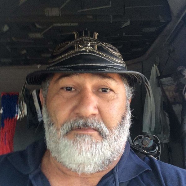 Foto de rosto de homem com barba