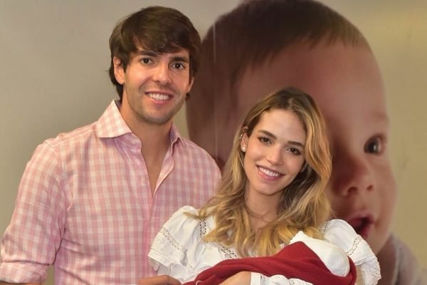 Kaká e Carol Dias deixam maternidade com Esther no colo