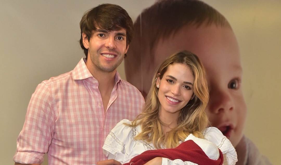 Kaká e Carol Dias deixam maternidade com Esther no colo