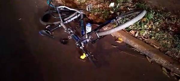 Dois ciclistas foram atingidos na frente de uma igreja, em Brasília