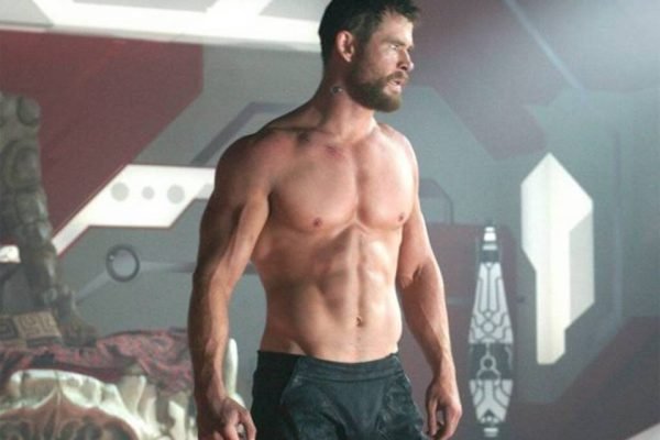 Chris Hemsworth aparece sem camisa em álbum de viagem à Espanha com a  família - TV Pampa