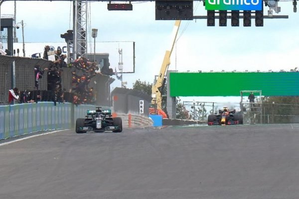 Hamilton vence GP de Eifel