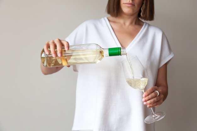 Mulher bebendo vinho branco