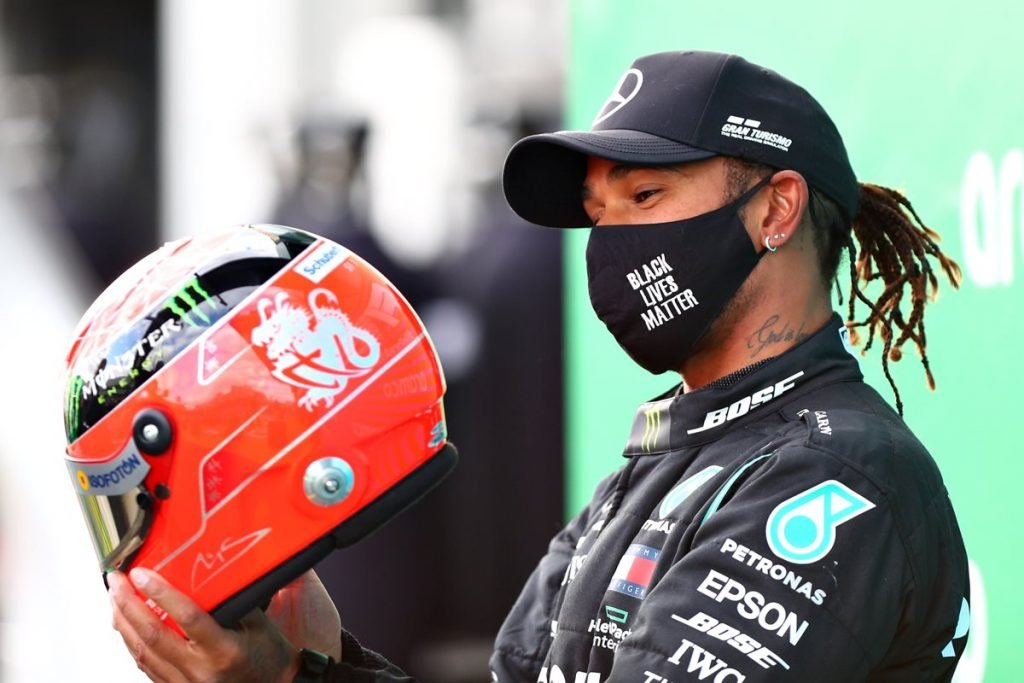 Lewis Hamilton com máscara em prol do Black Lives Matter