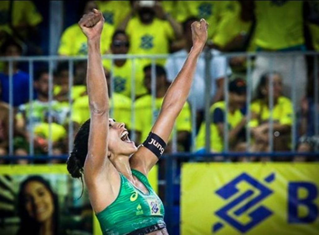 Carol Solberg comemora vitória no vôlei de praia