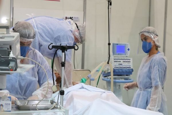 Médicos assistem paciente em leito hospitalar