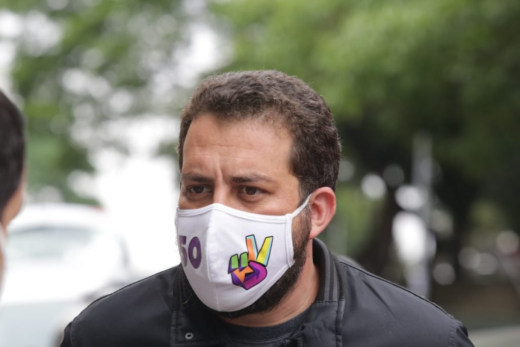 Guilherme Boulos (PSOL) chega ao teatro oficina, na rua Jaceguai, região central de São Paulo, nesta manhã de quinta-feira, 15/10