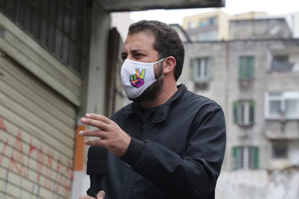 Guilherme Boulos (PSOL) chega ao teatro oficina, na rua Jaceguai, região central de São Paulo, nesta manhã de quinta-feira, 15/10